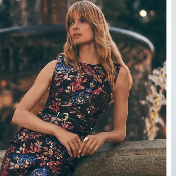 Ann Taylor - Floral Jacquard Crew Neck Top in Iconic Red - Size 6 NWT - Picture 2 of 8